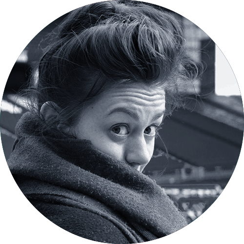Portrait d'une jeune femme, trois-quart profil, elle regarde dans l'objectif et possède un chignon relaché